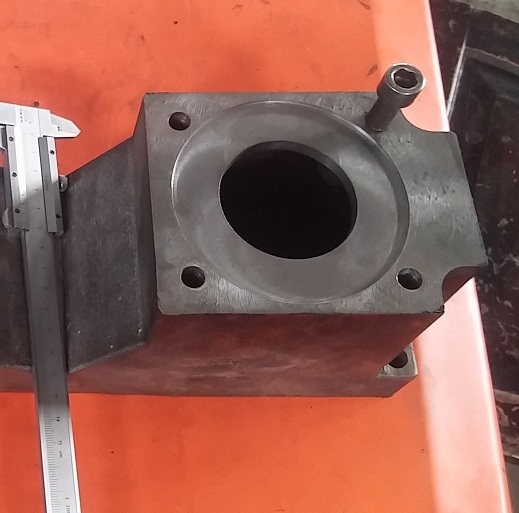 Hydraulic manifold block with machined bore