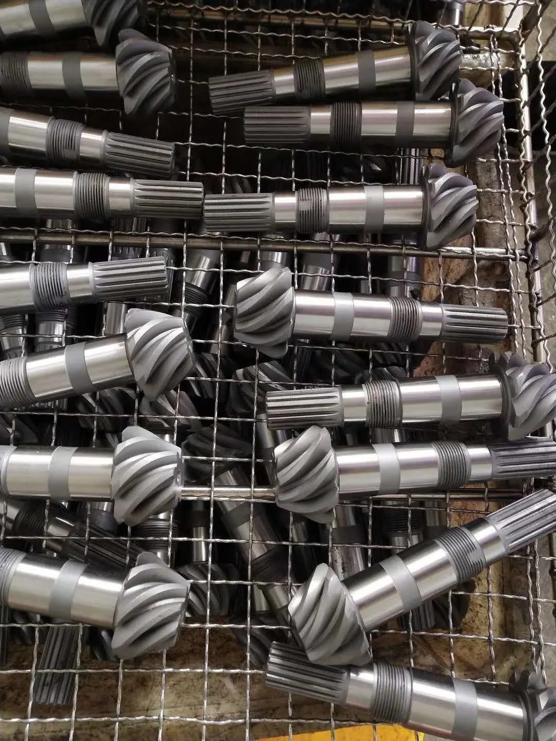 Produktion af spiralformede koniske tandhjulsaksler
