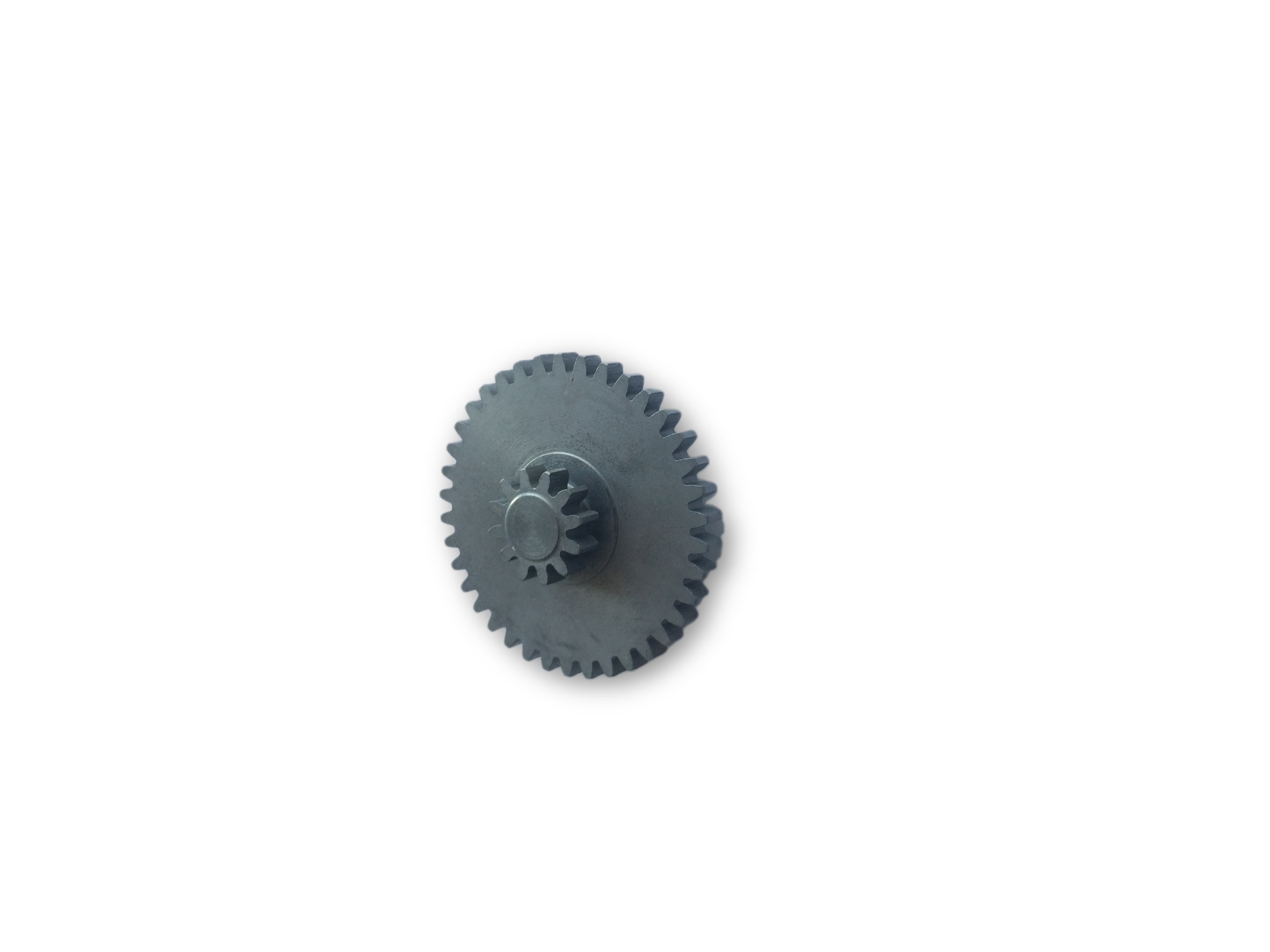 Spur gear with central hub